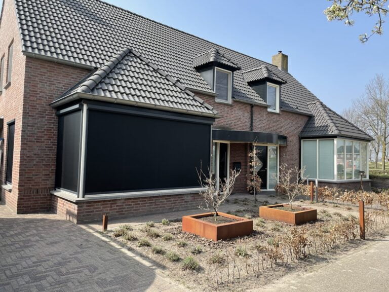 Luxe zip ofwel ritsscreens met knikarmscherm geplaatst door S&T Montage voor meer privacy