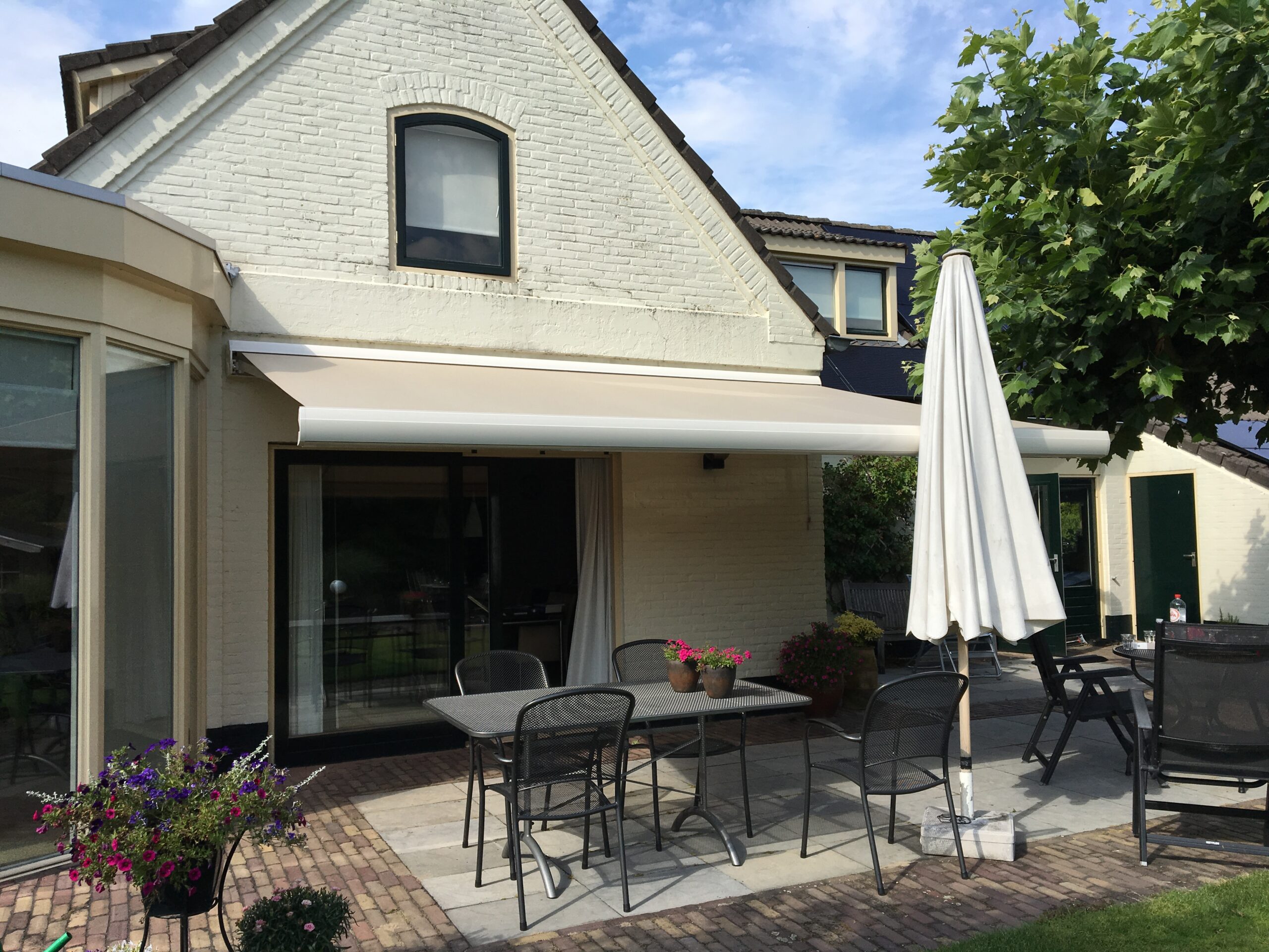 Knikarmscherm creme aluminium geplaatst door S&T Montage