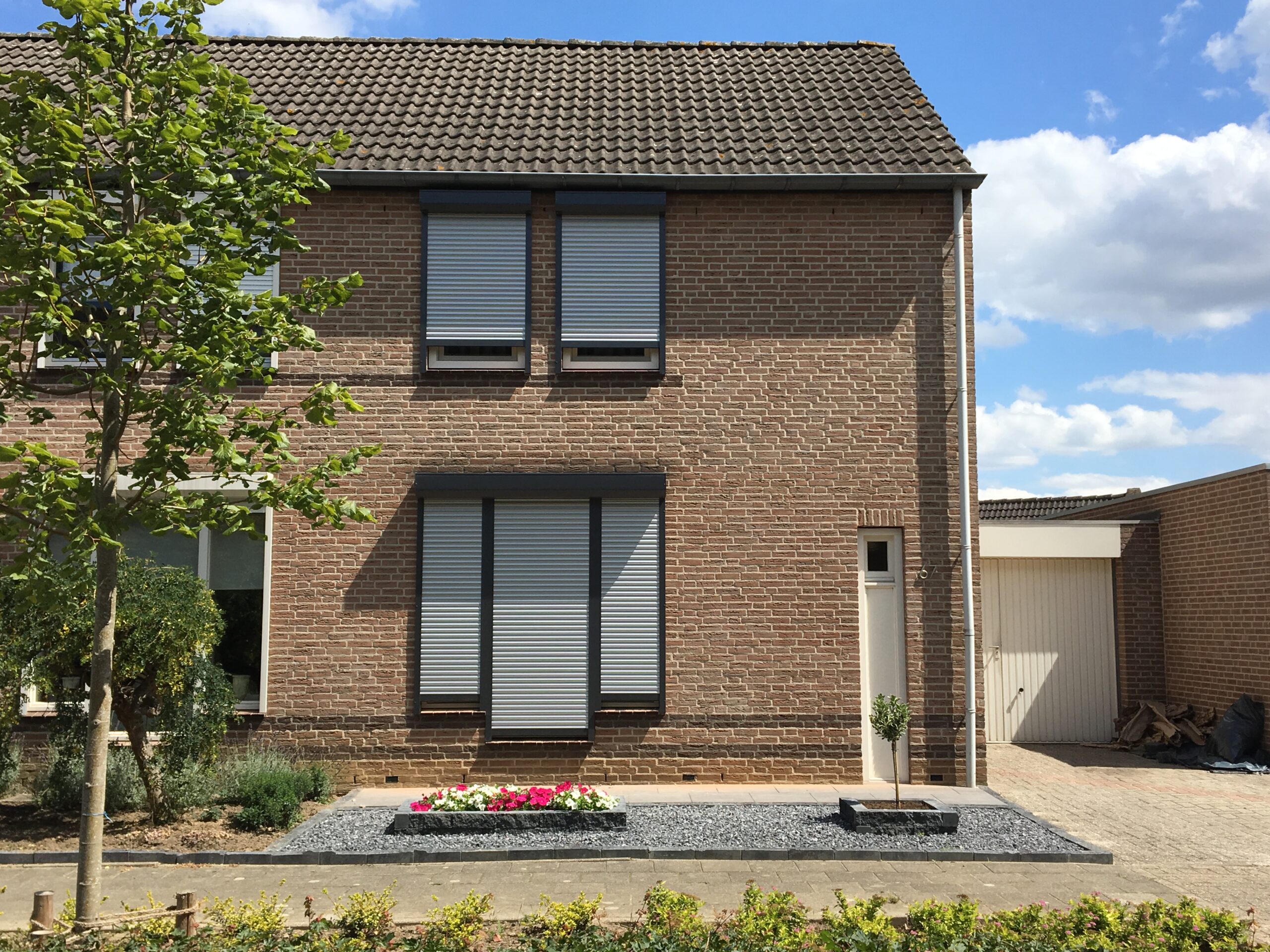 Rolluiken 2 Luxe Rolluiken kleur grijs geplaatst door S&T Montage voor meer privacy