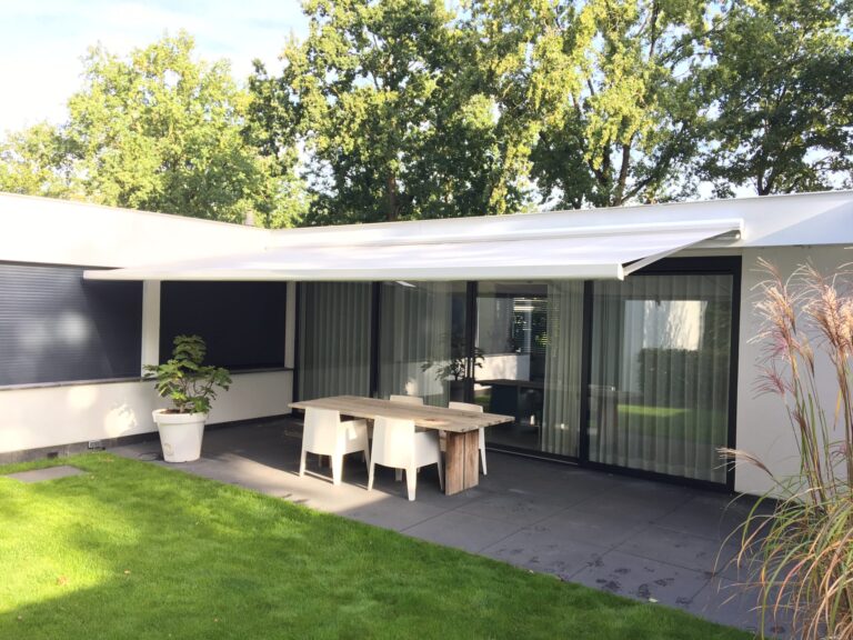 S&T Montage 12 Modern terrasscherm ofwel knikarmscherm geplaatst door S&T Montage