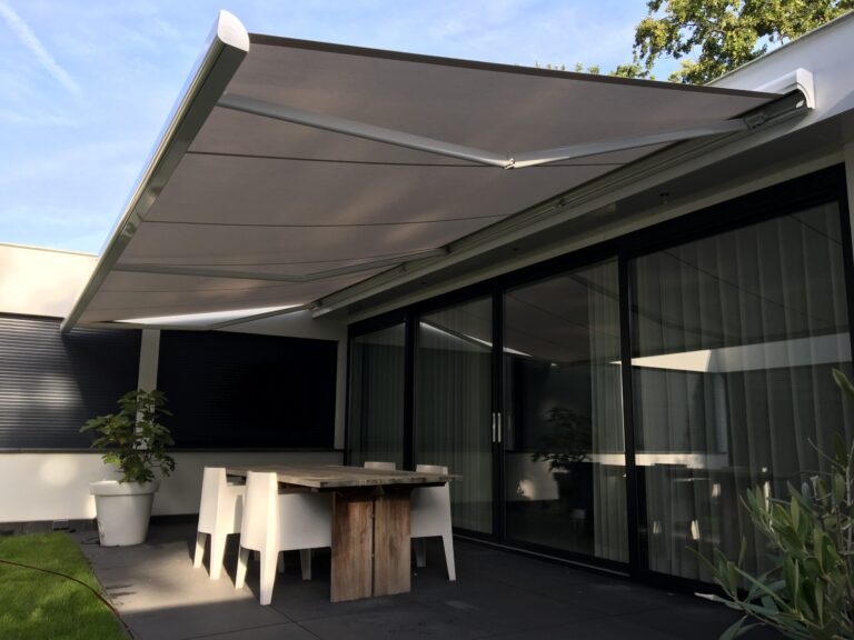 Knikarmscherm grijs aluminium grijs doek geplaatst door S&T Montage voor meer ontspanning