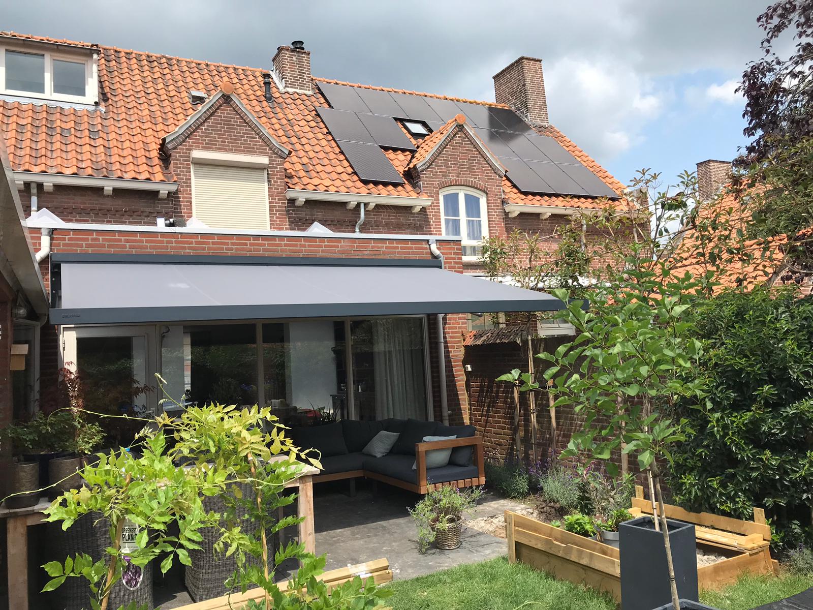 Knikarmscherm grijs aluminium grijs doek geplaatst door S&T Montage