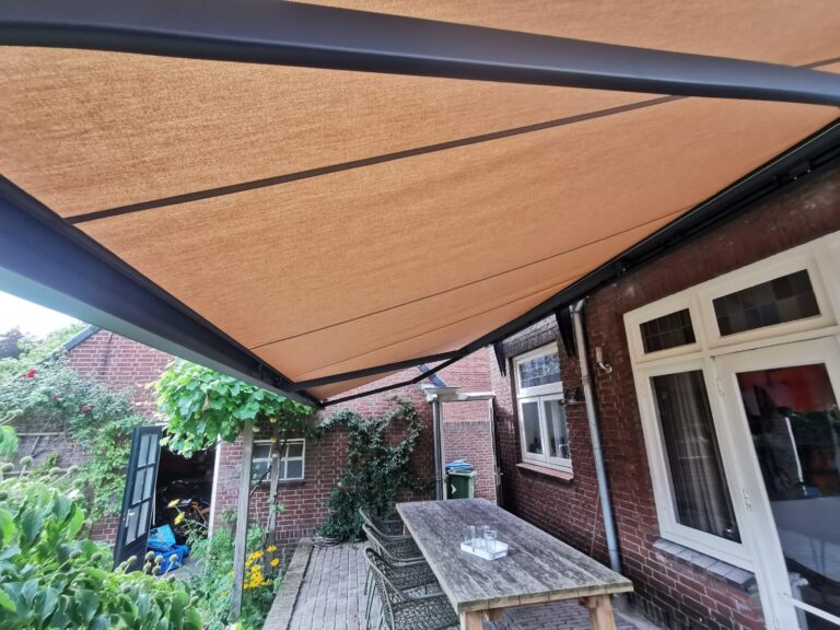 Knikarmschermen grijs aluminium geel doek geplaatst door S&T Montage