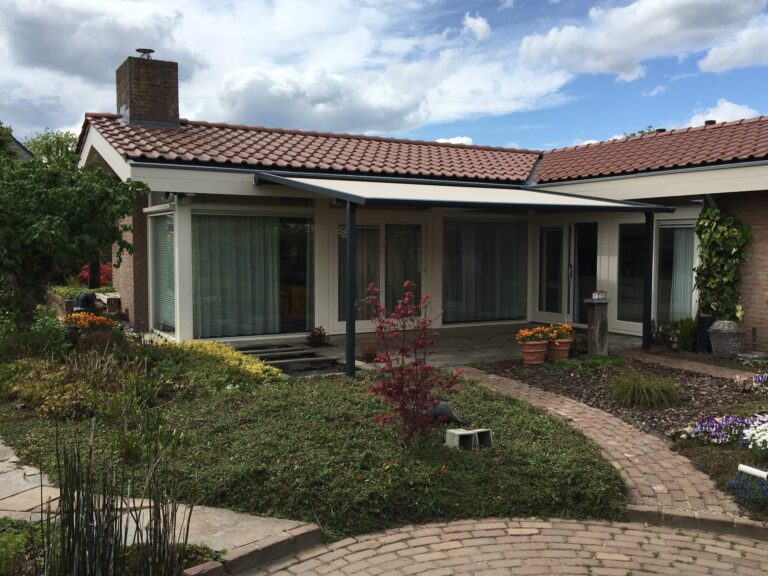 Pergola Zonwering AVZ creme aluminium geplaats door S&T Montage