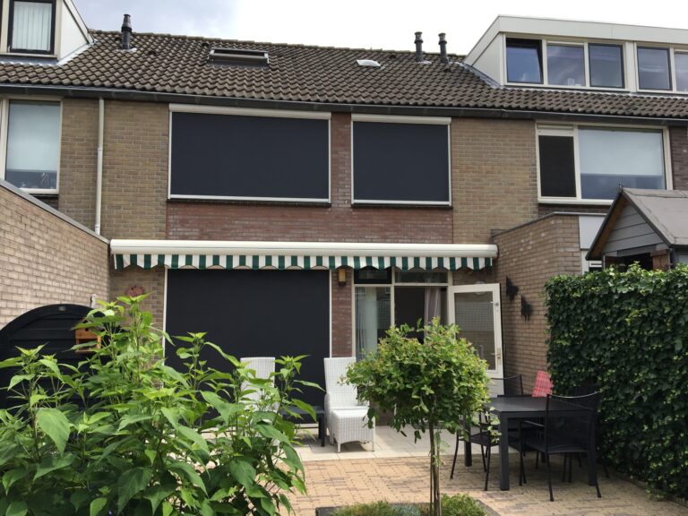 S&T Montage 11 Luxe zip ofwel ritsscreens met knikarmscherm geplaatst door S&T Montage