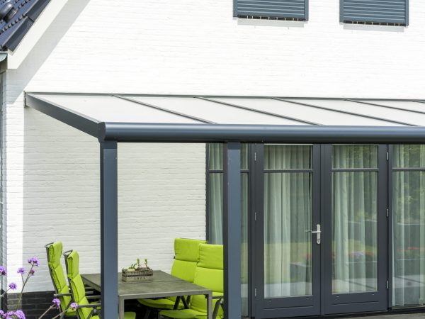 Deponti terrasoverkapping Bosco in grijze uitvoering