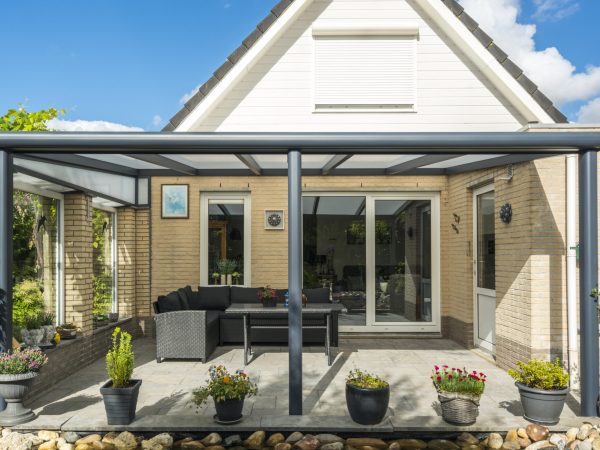 Deponti terrasoverkapping Bosco in grijze uitvoering