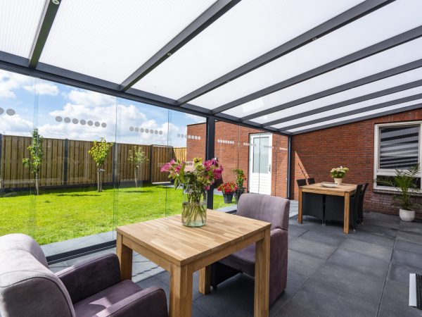 Deponti terrasoverkapping Bosco in grijze uitvoering met glazen schuifwanden