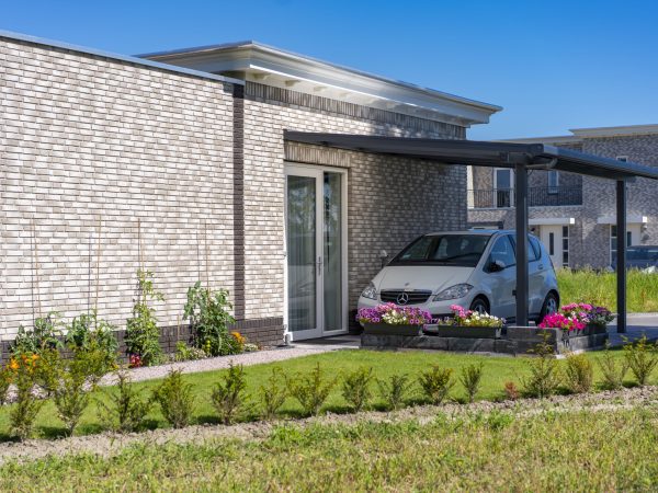 Carport Nebbiolo terrasoverkapping geinstaleerd op oprit