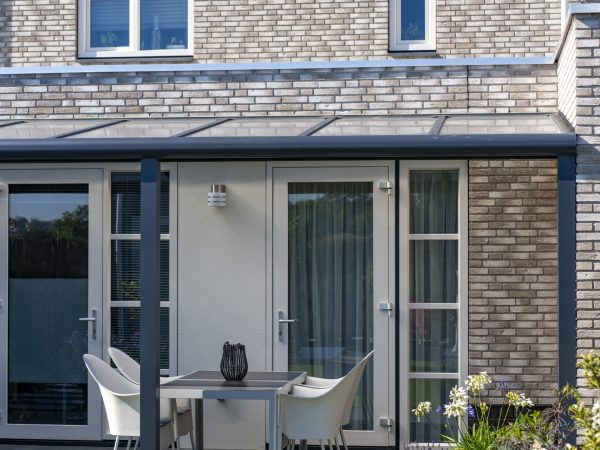 Deponti terrasoverkapping Bosco in grijze uitvoering