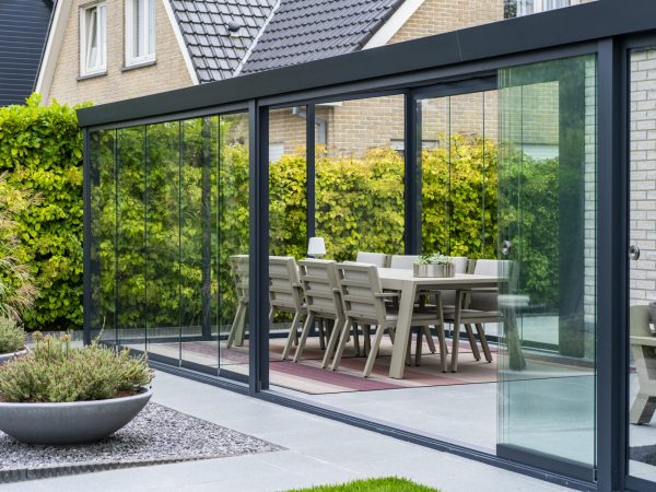 Glazen schuifwanden in combinatie met Deponti Pigato overkapping