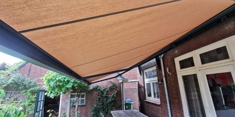 S&T Montage 4 Knikarmschermen grijs aluminium geel doek geplaatst door S&T Montage