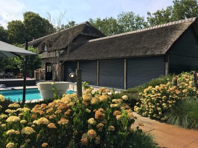 Zwarte rolluiken geplaats door S&T Montage